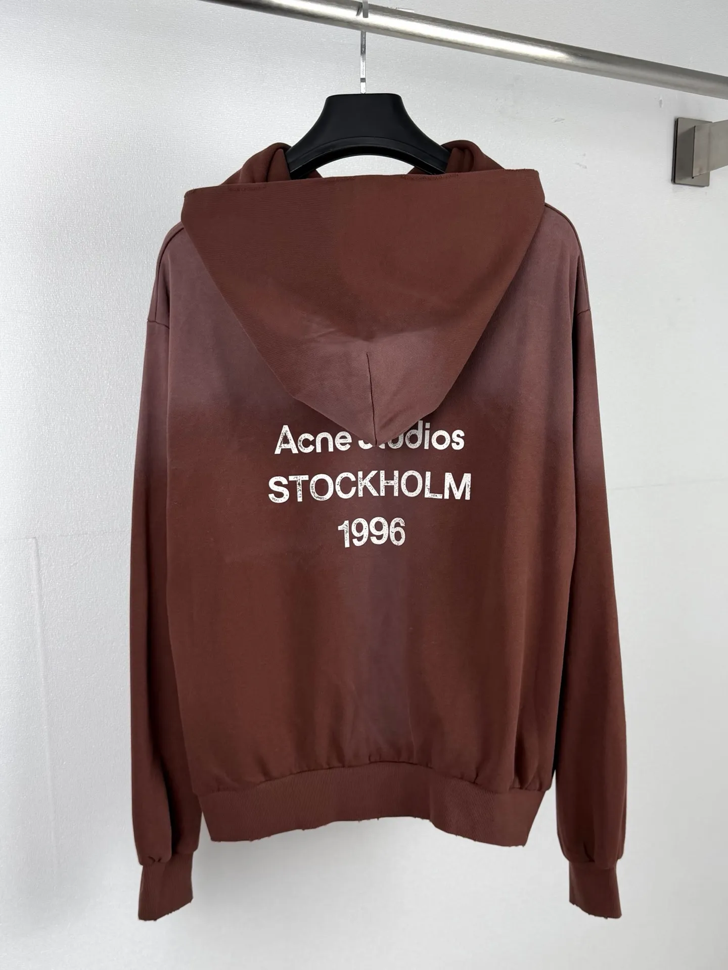 ACNE Studios spray-painted distressed logo-printed hooded sweatshirt. Customized air-oxygen soft cotton blend. Soft and delicate, comfortable and skin-friendly. Night mist charcoal Black tone is advanced and cool. It has a relaxed and noble aura. The loose shoulder silhouette stretches casually. The raw hem outlines the casual lines of Retro. The Acne Studios STOCKHOLM logo on the back is worn. Silent embellishment. The Classic logo is low-key engraved with brand genes. Exquisitely blending street luxury texture and Scandinavian minimalist aesthetics in a relaxed posture, highlighting the high-end aesthetic core of Nordic luxury. Process 1: Using glue printing technology. The chest printing has been modified three times with the film screen. Use glue liquid paint to print the pattern on the fabric. Bake the fabric to fix the printed pattern. Technique 2: Gradient distressed spray-on process. By spraying dyes of different colors on the surface of the fabric, the clothing can show rich color changes under different lights, increasing the visual layering. Process 3: Many parts of the body of the garment are frayed by pure manual regular positioning and manual brushing to add texture and depth to the surface of the clothing to imitate the texture of natural wear. Process 4: The fabrics have been fermented and washed to give a better feel and texture. It is not easy to deform, not easy to shrink, not easy to fade, and maintains long-term beauty. Accessories: Customized 1:1 Acne trademark. Version: Loose version. Size: S M L XL